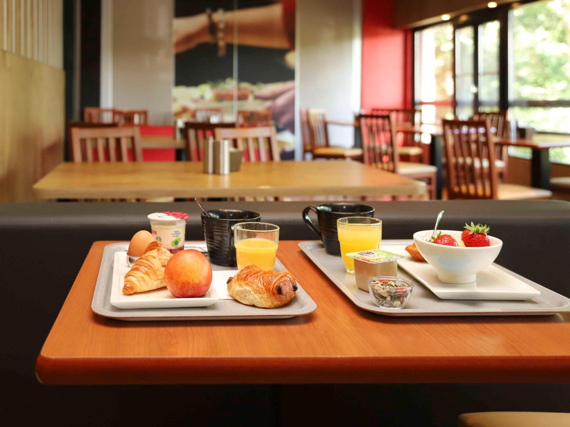 Готель Ibis Еґлетон Екстер'єр фото